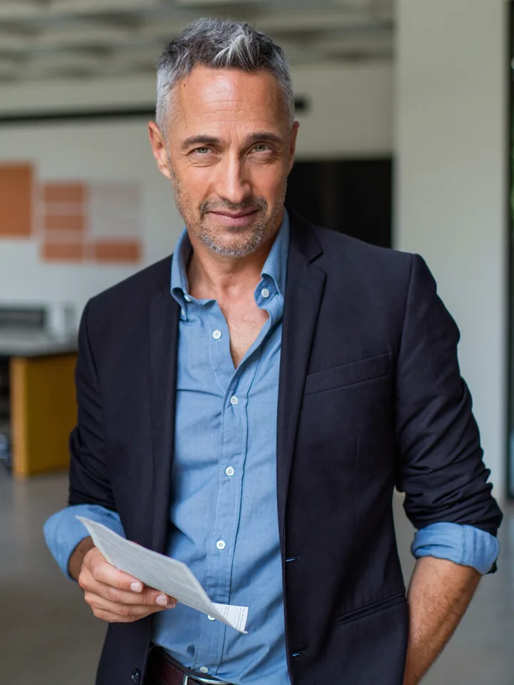 Marc, présentateur de L'Argent du Salarié, dans un open space